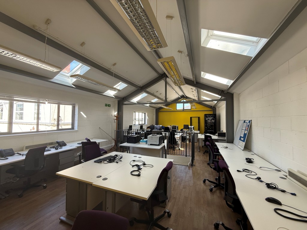 Lot: 55 - VACANT COMMERCIAL UNIT - First floor office